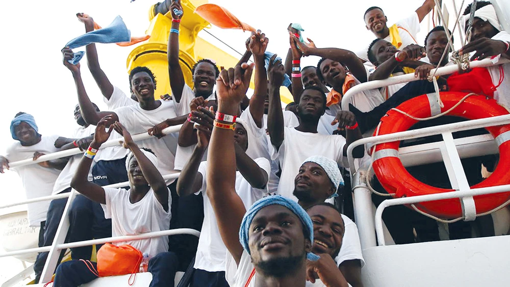 Người di cư châu Phi được tổ chức SOS Mediterranee cứu ngoài khơi vùng biển Libya trên biển Địa Trung Hải ngày 15-9
