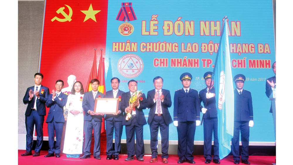 Thừa ủy quyền Chủ tịch nước, Lãnh đạo UBND Tỉnh Khánh Hòa trao Huân chương Lao động hạng 3 cho tập thể CB-CNV Công ty TNHH MTV YSKH Chi nhánh TPHCM