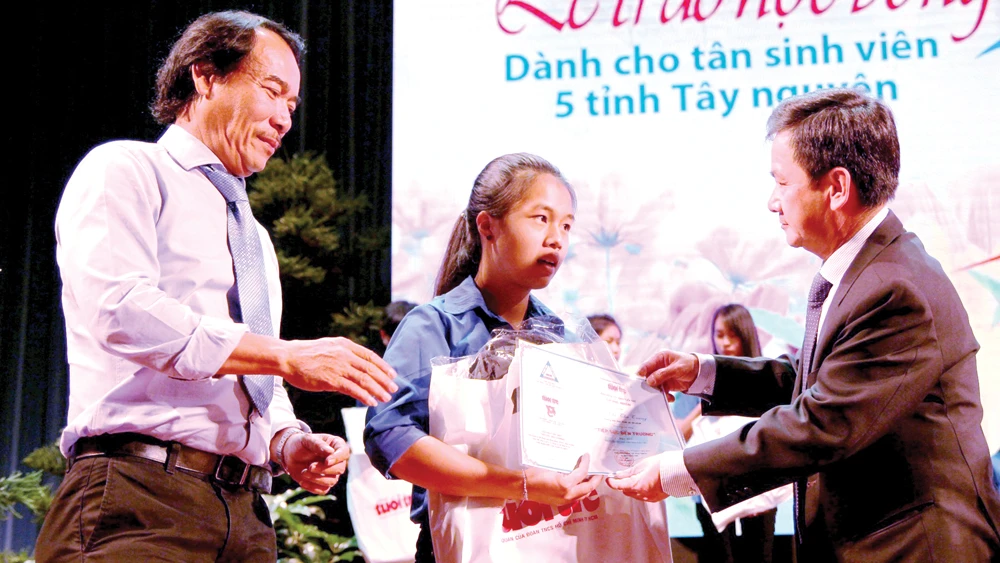 Ông Lê Quốc Phong và lãnh đạo tỉnh Lâm Đồng trao học bổng cho các tân sinh viên Tây Nguyên