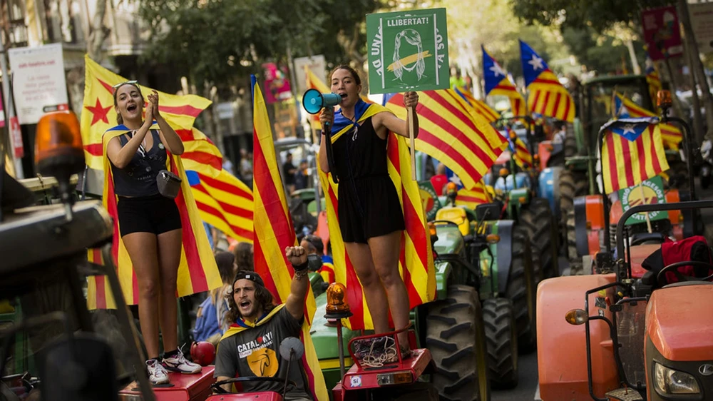 Nông dân treo lá cờ độc lập của xứ Catalonia trên đầu máy kéo trong một cuộc biểu tình ở Barcelona. Ảnh: AP