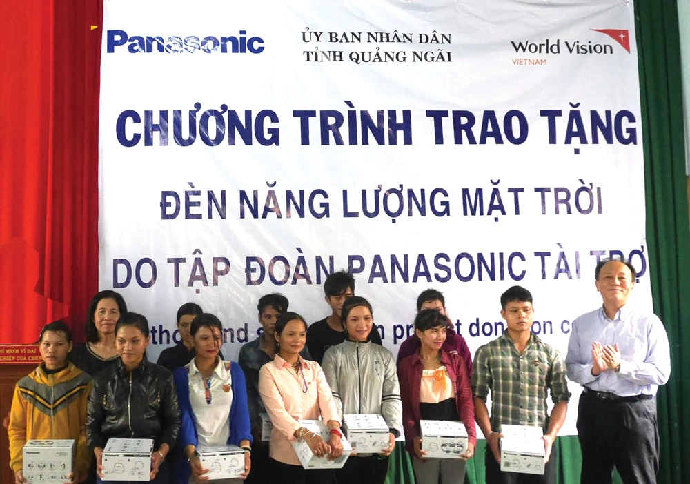 Panasonic trao tặng 1.200 đèn năng lượng mặt trời cho miền Trung