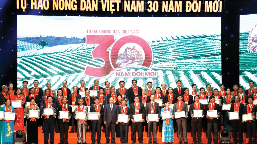 87 nông dân tiêu biểu của Việt Nam nhận phần thưởng của Chính phủ