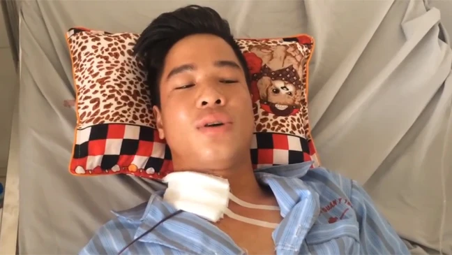 Nguyễn Thế Anh (21 tuổi, ở xã Yên Quang (huyện Kỳ Sơn, Hòa Bình) bị đạn lạc găm trúng cổ khi đang nằm trong nhà chơi điện thoại