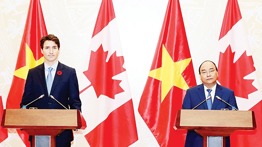 Thủ tướng Nguyễn Xuân Phúc và Thủ tướng Canada Justin Trudeau họp báo sau hội đàm tại Trụ sở Chính phủ, chiều 8-11
