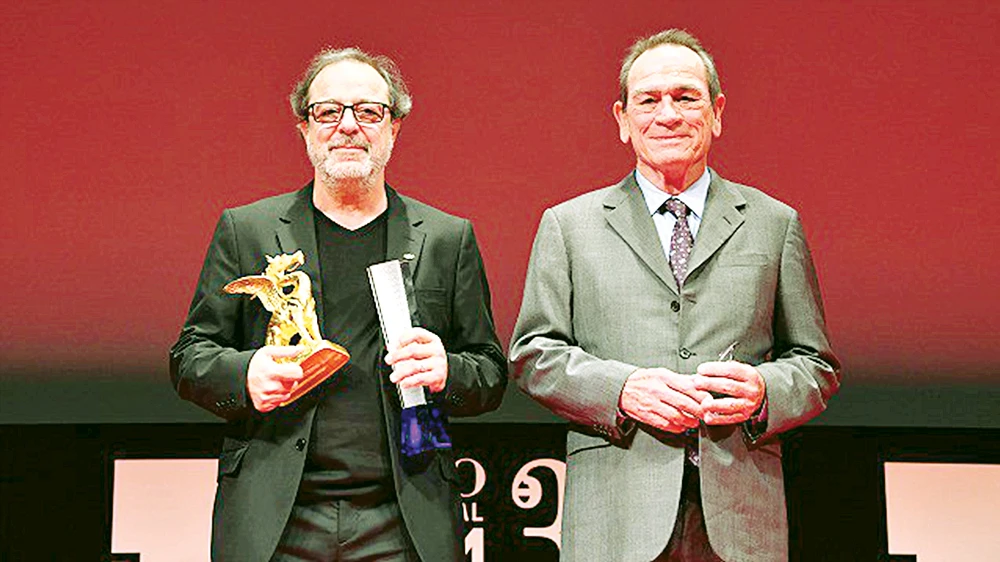 Đạo diễn phim Grain Semih Kaplanoglu (trái) với giải Tokyo Grand Prix và nam diễn viên Tommy Lee Jones