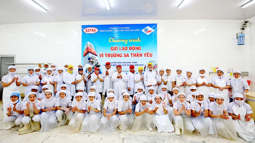 Công nhân Công ty CP Kinh doanh thủy hải sản Sài Gòn (Satra) tham gia giờ lao động vì Trường Sa