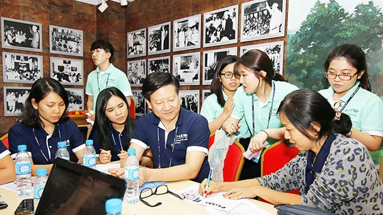 Sinh viên quốc tế và sinh viên Việt Nam trao đổi kinh nghiệm khởi nghiệp