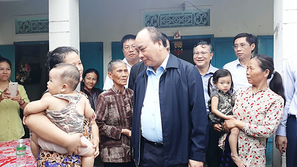 Thủ tướng Nguyễn Xuân Phúc thăm nhân dân vùng tâm bão Khánh Hòa