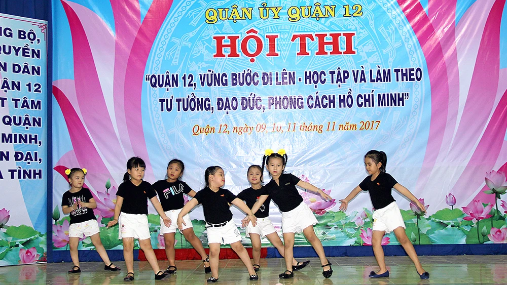 Các em thiếu nhi của CLB Họa Mi tập dượt chương trình biểu diễn chào mừng ngày 20-11