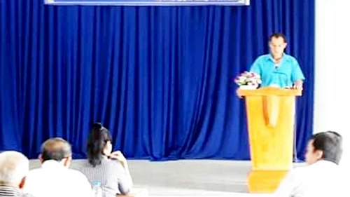 Ông Phạm Văn Cộng phát biểu tại hội nghị đánh giá kết quả xây dựng cánh đồng rau muống VietGAP xã Nhị Bình