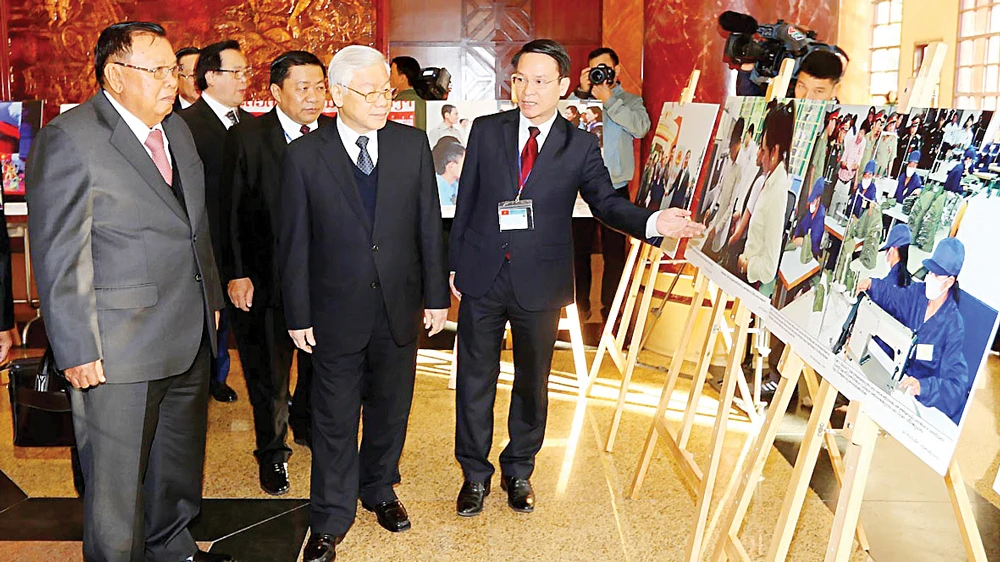 Tổng Bí thư Nguyễn Phú Trọng và Tổng Bí thư, Chủ tịch nước Lào Bounnhang Vorachith tham quan Triển lãm ảnh “Thắm tình đoàn kết đặc biệt Việt - Lào”