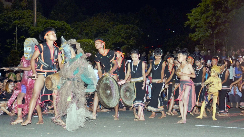 Đội chiêng của làng Kon Măh tham gia Liên hoan Cồng chiêng, hát dân ca tỉnh Gia Lai