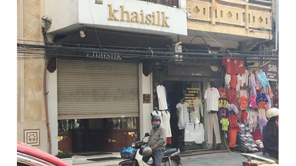 Cửa hàng của Khaisilk ở 113 Hàng Gai, quận Hoàn Kiếm (Hà Nội) nơi người mua phát hiện khăn lụa được bán có cả nhãn mác "made in China" lẫn với nhãn "made in Vietnam"