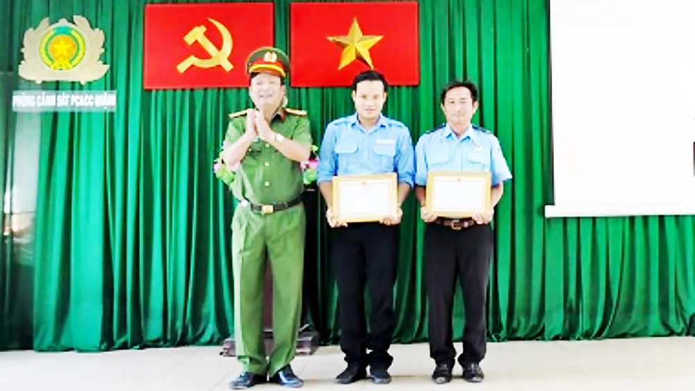 Anh Nguyễn Bá Tòng và anh Lê Văn Hòa được khen thưởng