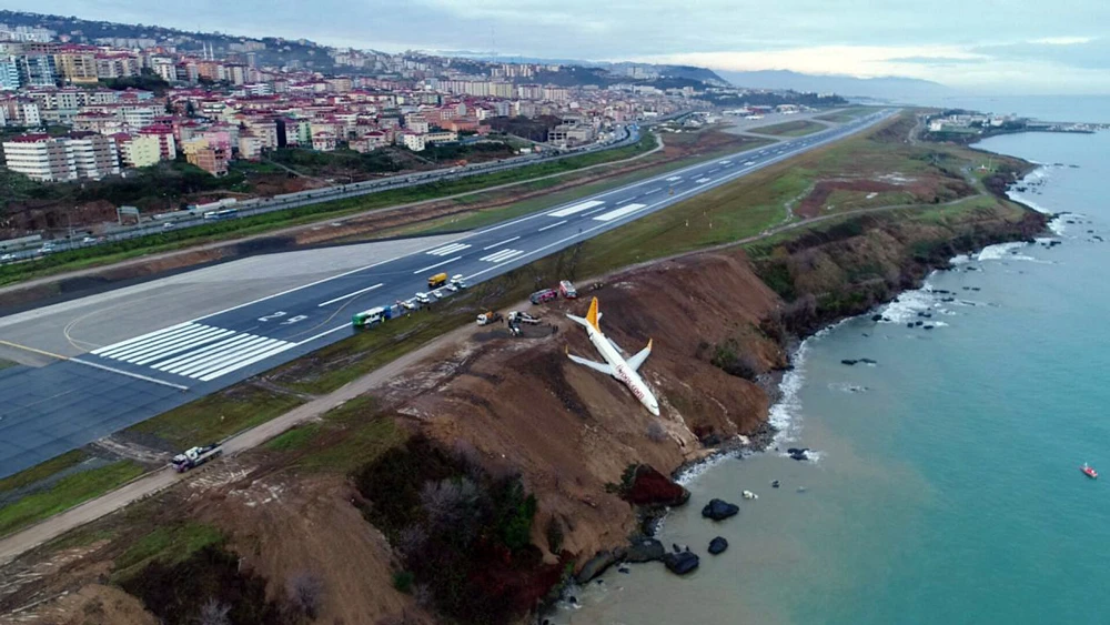 Chiếc Boeing 737-800 của hãng Pegasus Airlines sau khi trượt khỏi đường băng tại sân bay Trabzon ở Trabzon, Thổ Nhĩ Kỳ, ngày 14-1-2018. Ảnh: IHA