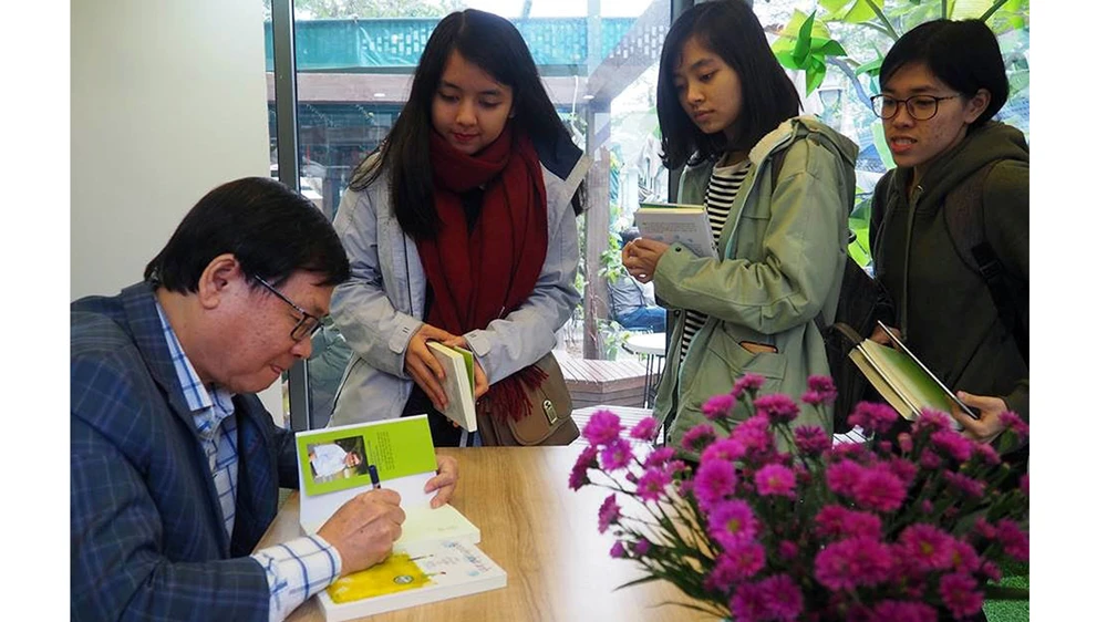 Nhà văn Nguyễn Nhật Ánh ký tặng sách cho độc giả