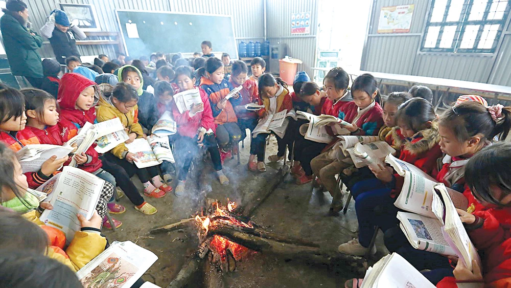 Học sinh Trường Tiểu học Tỏa Tình, huyện Tuần Giáo (Điện Biên), ôn bài bên lửa hồng