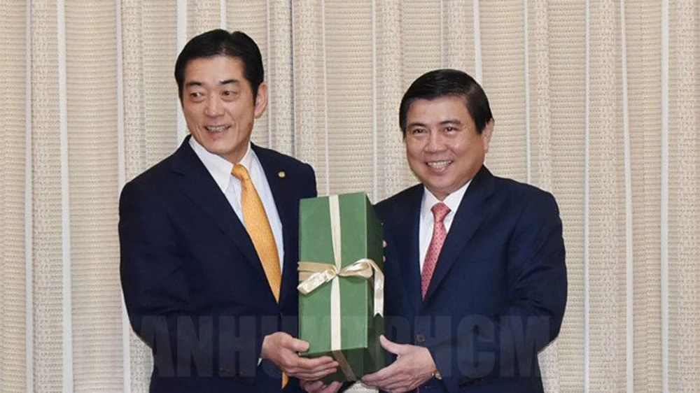 Chủ tịch UBND TPHCM Nguyễn Thành Phong (bìa phải) tặng quà lưu niệm cho Thống đốc tỉnh Ehime, Nhật Bản Tokihiro Nakamara. Nguồn: thanhuytphcm.vn