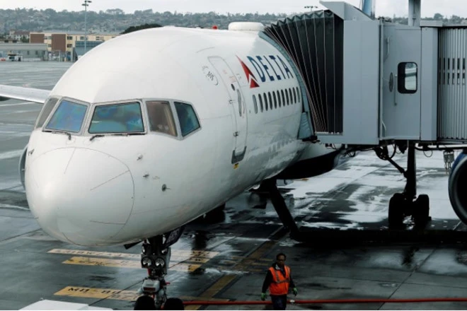 Giới chức quản lý hàng không dân dụng Trung Quốc ngày 12-1 cũng đã yêu cầu hãng hàng không Delta Airlines xin lỗi vì gọi Đài Loan và Tây Tạng là quốc gia trên trang web của hãng (Trong ảnh: Máy bay của hãng hàng không Delta Airlines tại sân bay ở San Dieg