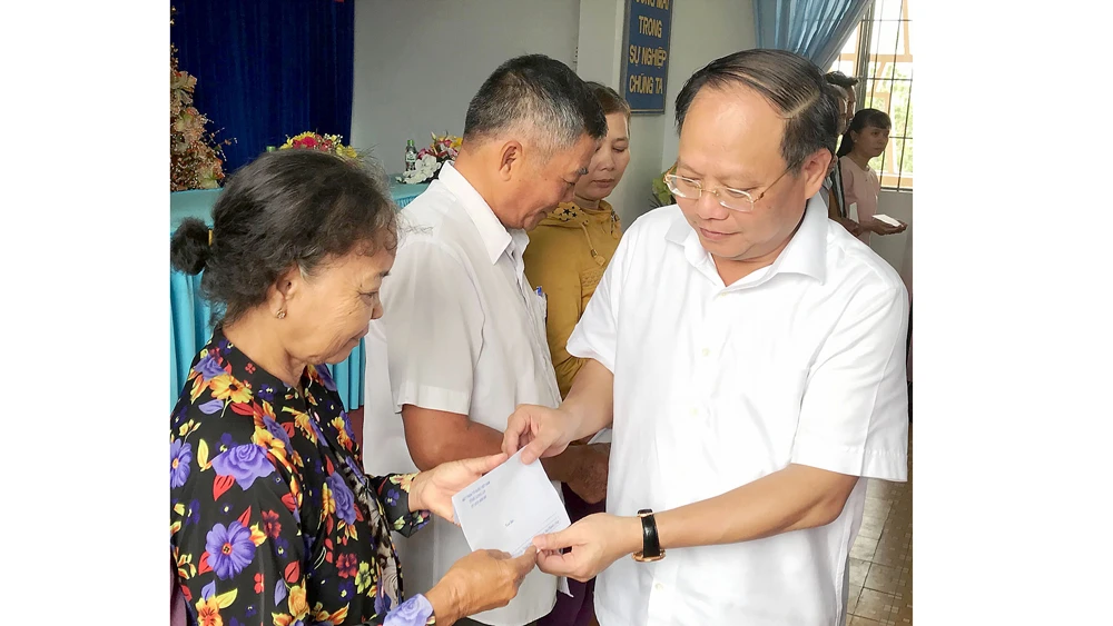Phó Bí thư Thường trực Thành ủy TPHCM Tất Thành Cang tặng quà người dân khó khăn tại huyện Cần Giuộc 