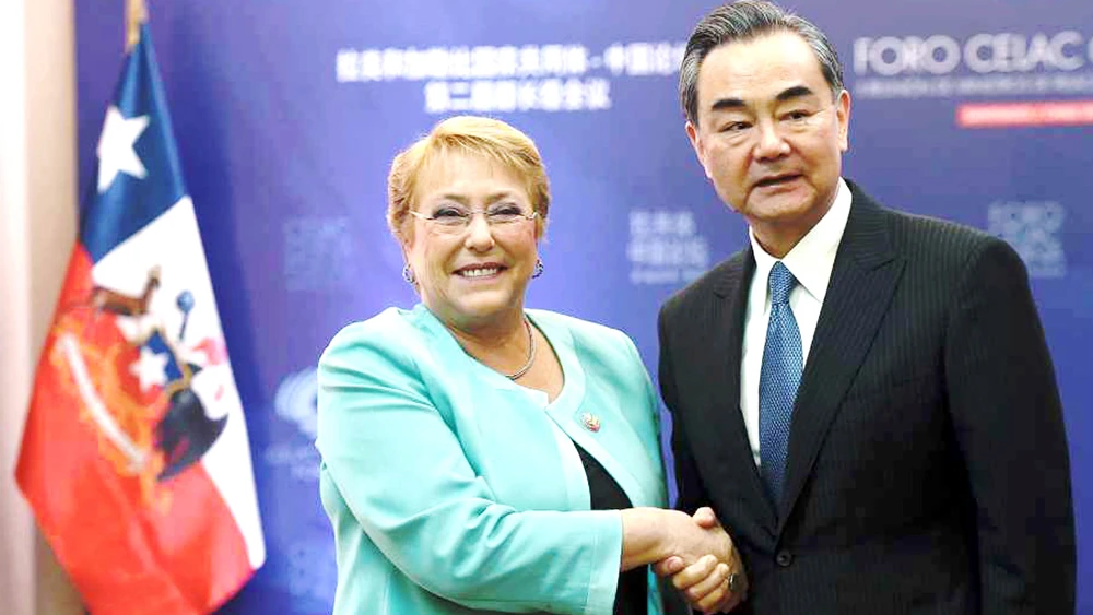 Tổng thống Chile Michelle Bachelet (trái) và Ngoại trưởng Trung Quốc Vương Nghị