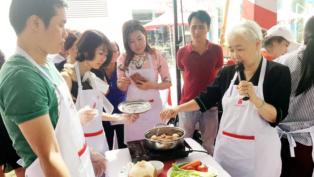 Chuyên gia ẩm thực Nguyễn Doãn Cẩm Vân hướng dẫn nấu món thịt kho trứng nước dừa