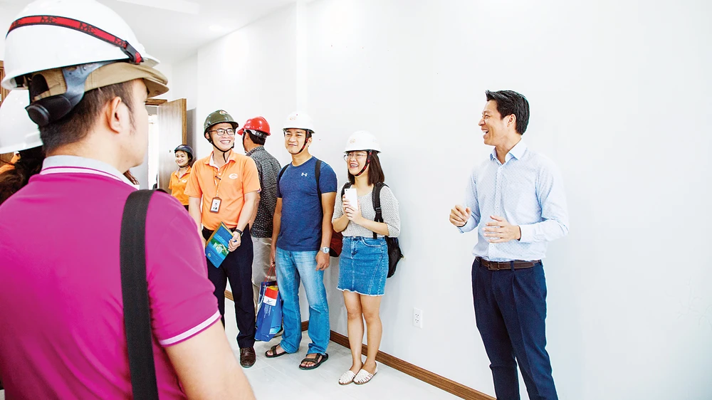 Ông Ngô Quang Phúc - Phó Tổng Giám đốc Him Lam Land trực tiếp hướng dẫn khách hàng tham quan căn hộ hoàn thiện tại công trình Him Lam Phú An