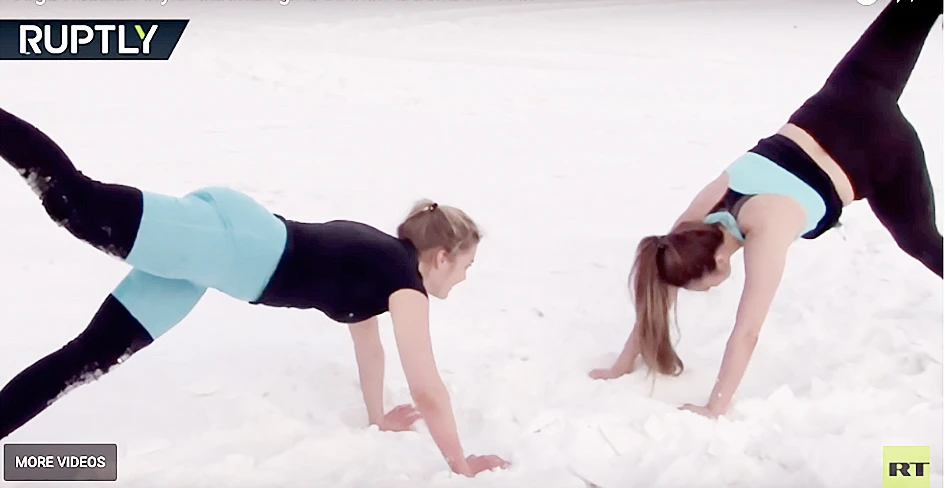 Tập yoga trên tuyết 
