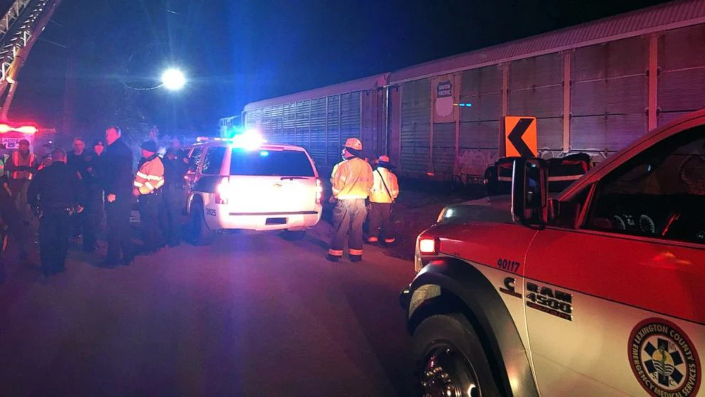 Các lực lượng cứu hộ tại hiện trường tai nạn xe lửa ở thành phố Cayce, quận Lexington, bang South Carolina, Mỹ, ngày 4-2-2018. Ảnh do Cảnh sát Lexington công bố