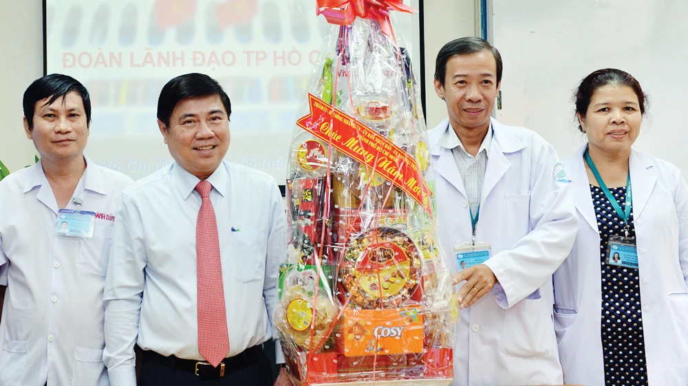 Chủ tịch UBND TPHCM Nguyễn Thành Phong tặng quà tết Bệnh viện Bệnh nhiệt đới