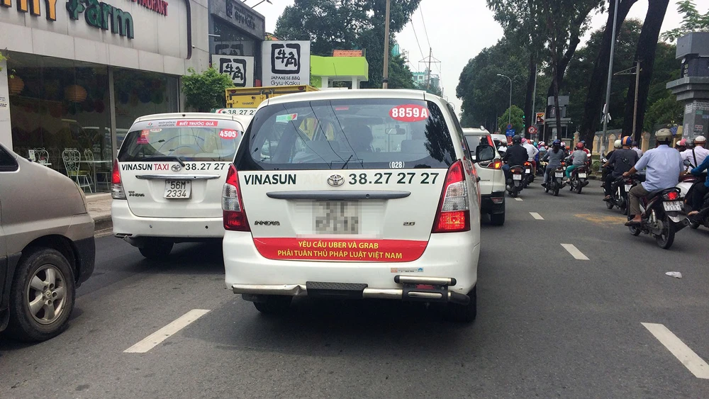 Tạm ngừng phiên tòa Vinasun kiện Grab Taxi để thu thập thêm chứng cứ