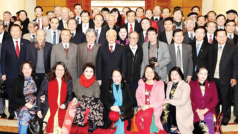 Tổng Bí thư Nguyễn Phú Trọng và các đồng chí lãnh đạo Đảng, Nhà nước chụp ảnh chung với các đại biểu trí thức, văn nghệ sĩ