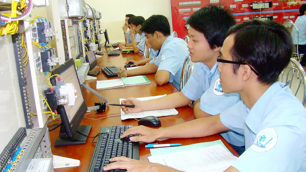 Sinh viên Trường ĐH Sư phạm Kỹ thuật TPHCM trong giờ học thực hành tại phòng thí nghiệm