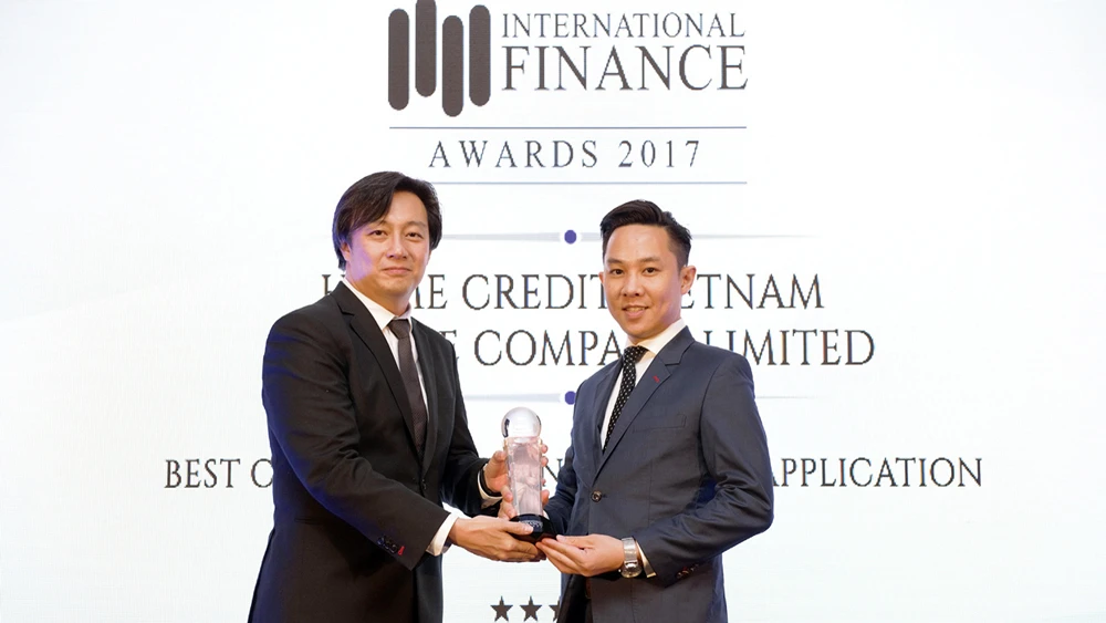 Anh Trịnh Xuân Thảo - Trưởng phòng Kinh doanh trực tuyến, đại diện Home Credit Việt Nam nhận giải thưởng