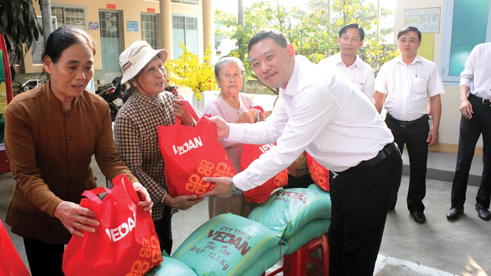 Ông Tsai Ping Hsuan - Đại diện Vedan trao quà cho người nghèo xã Phước Thái 1