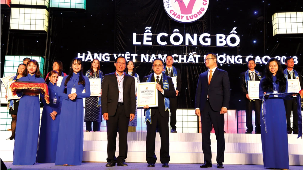 Ông Ni Chih Hao - Phó Tổng Giám đốc thường trực Vedan nhận giải