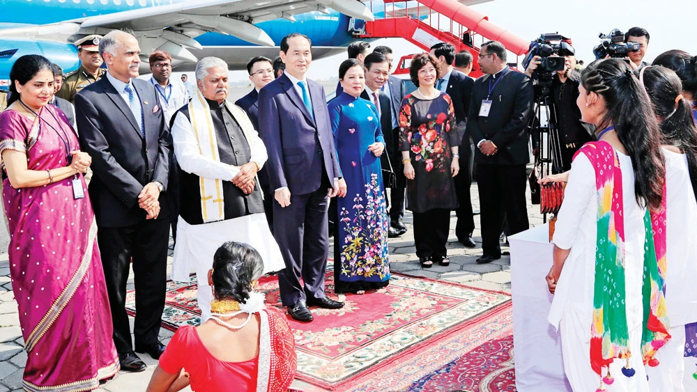 Đại diện chính quyền Bang Bihar đón Chủ tịch nước Trần Đại Quang và Phu nhân tại sân bay Gaya. Ảnh: TTXVN