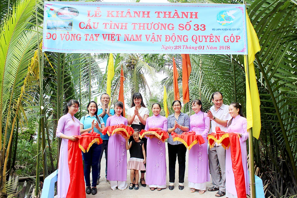 Nhóm thiện nguyện Vòng tay Việt Nam khánh thành cây cầu thứ 33 tại ấp Phước Hậu (xã Phước Mỹ Trung, huyện Mỏ Cày Bắc, tỉnh Bến Tre)