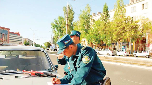 Cấm cảnh sát giao thông nấp sau cây xanh