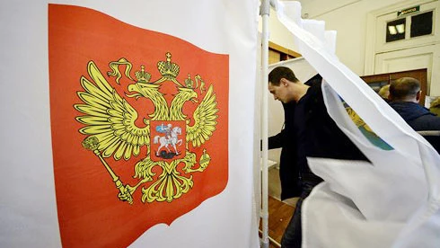 Người dân đi bỏ phiếu bầu Tổng thống Nga. Ảnh: Reuters