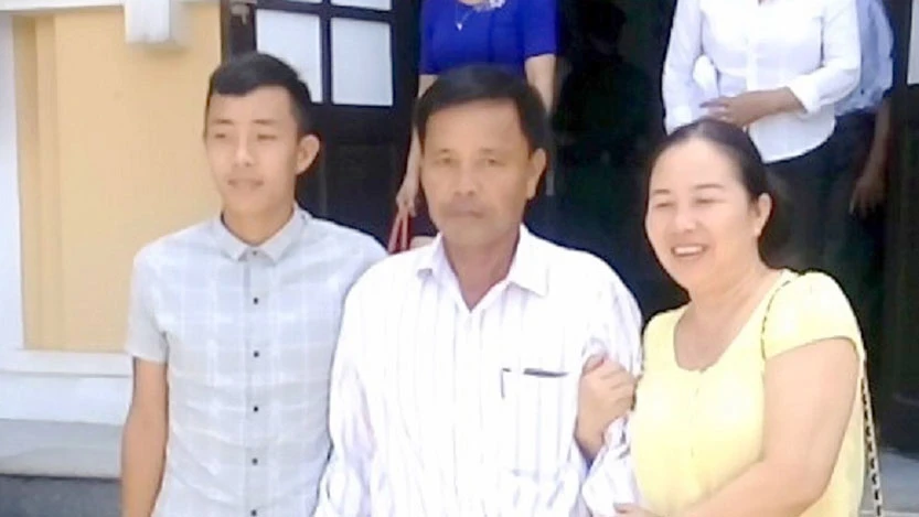 Bị cáo Nguyễn Văn Quyền cùng người thân sau phiên tòa sơ thẩm lần thứ 3