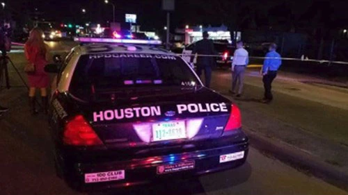 Cảnh sát phong tỏa hiện trường vụ xả súng. Nguồn: Click2houston.com
