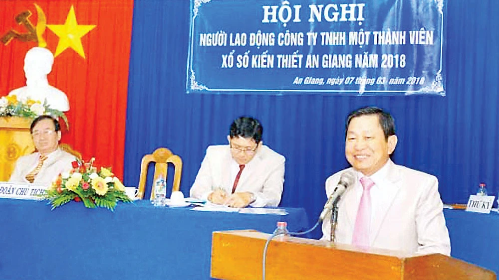 Ông Trần Văn Lắm - Chủ tịch kiêm Giám đốc Công ty TNHH MTV XSKT An Giang phát biểu tại Hội nghị