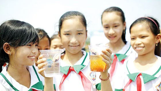 Trẻ em vui vì có nước sạch để sử dụng