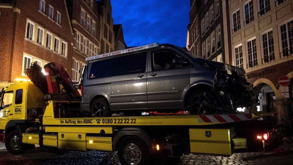 Chiếc xe lao vào nhà hàng Kiepenkerl ở TP Muenster, Đức, ngày 7-4-2018, được cảnh sát đưa khỏi hiện trường. Ảnh: AP