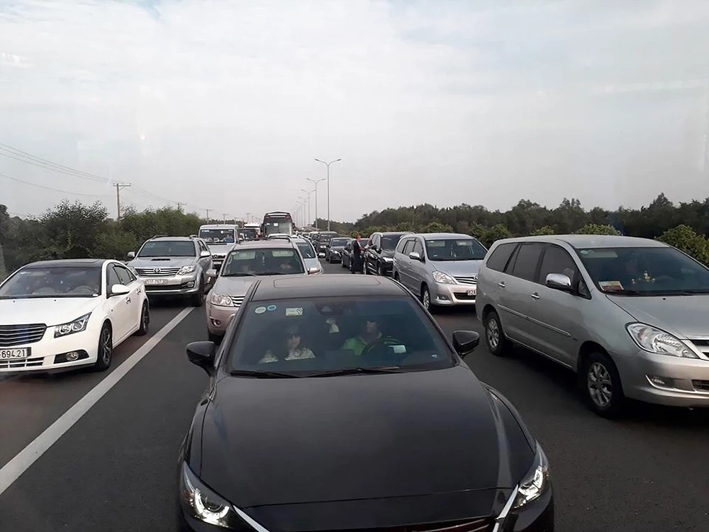 Ô tô ùn ứ trên đường cao tốc, nhiều xe tự tiện chạy vào trong làn đường khẩn cấp Ảnh: MINH THANH