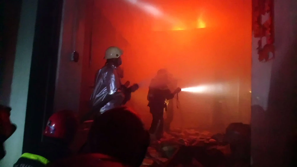 Lực lượng Cảnh sát PCCC nỗ lực dập đám cháy tại khu nhà xưởng của Công ty Bánh kẹo Á Châu 