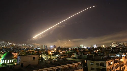 Mỹ bắn tên lửa vào Syria. Ảnh: AP
