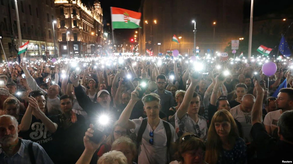 Người biểu tình tại Hungary đổ ra đường phố