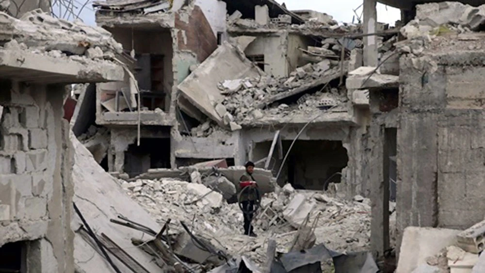 Người dân Syria là nạn nhân trực tiếp của chiến tranh. Trong ảnh là cảnh đổ nát ở thị trấn Douma, Đông Ghouta. Ảnh: Reuters